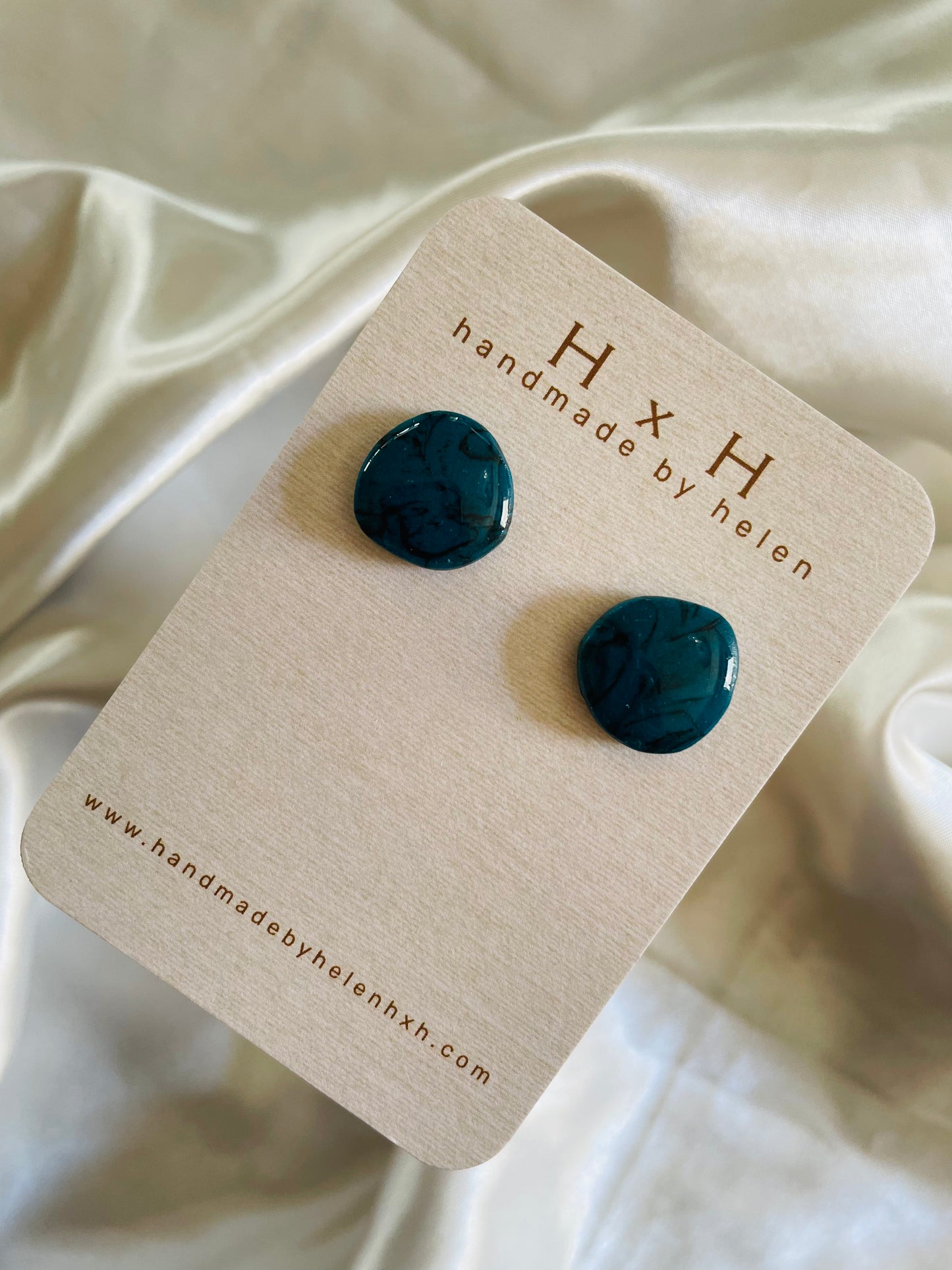 organic pebble studs